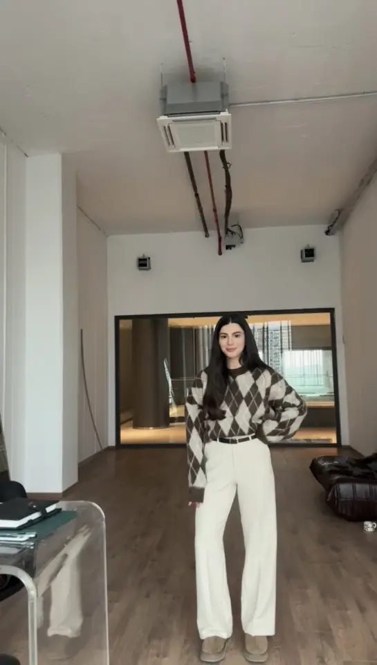 Karol kemerli ekru pantolon