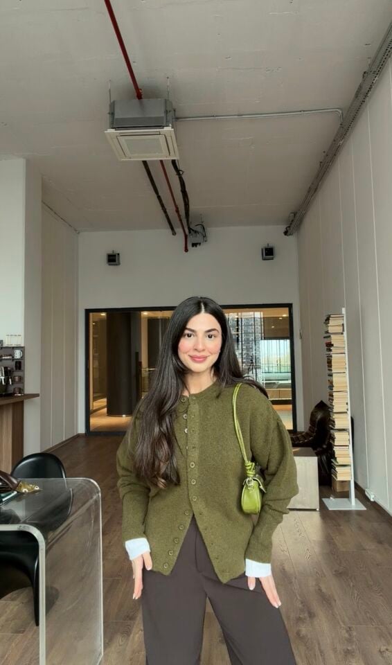 Zeytin yeşili düğmeli hırka kazak