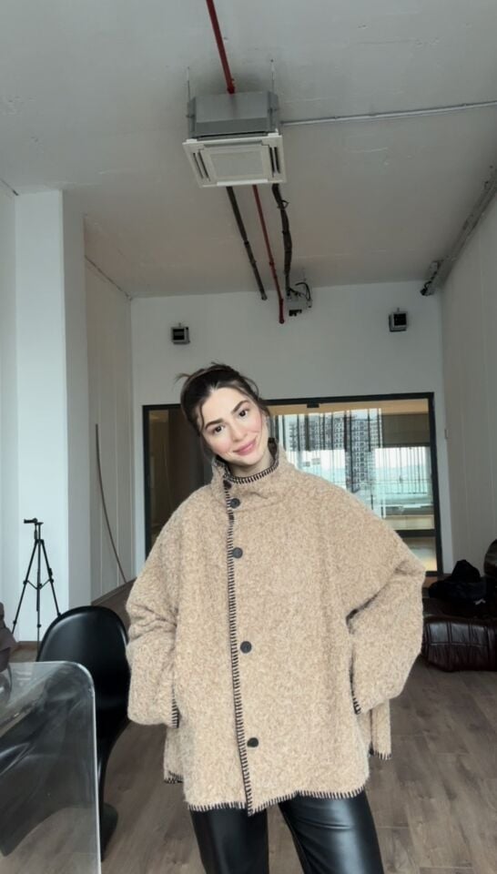 Dik yaka düğme detaylı panço