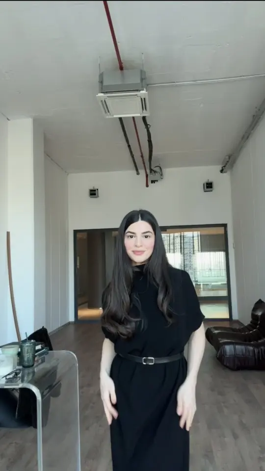 Siyah kısa kollu kemerli elbise