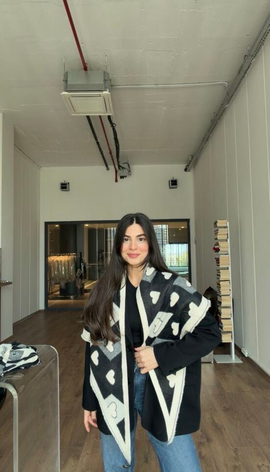Çift taraflı Siyah kalp detaylı ithal üçgen şal