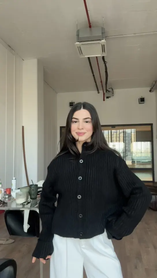 Siyah düğmeli hırka kazak