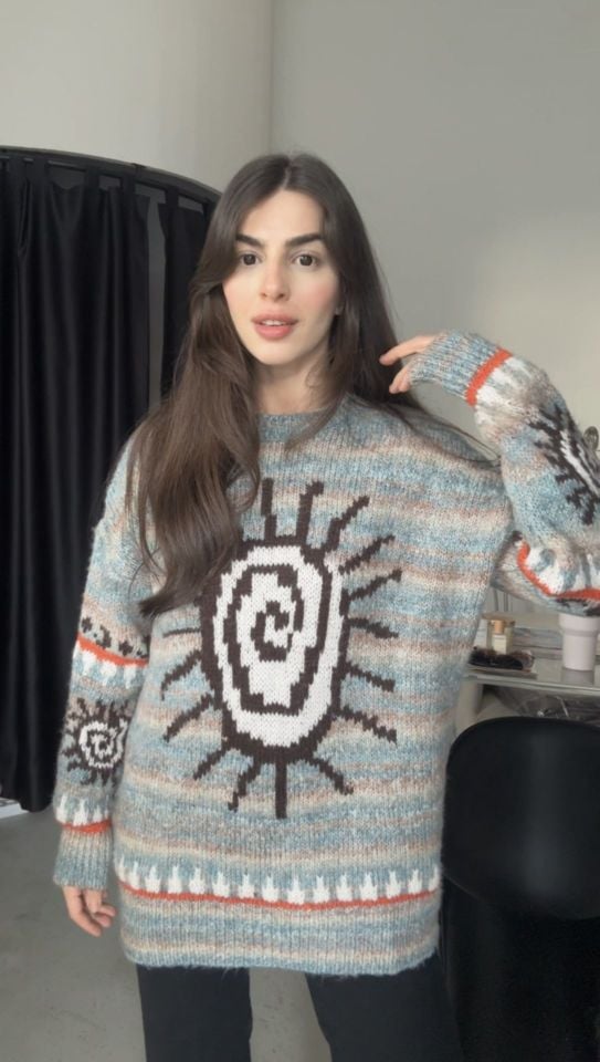 Urban outfitters tasarım desenli kazak.