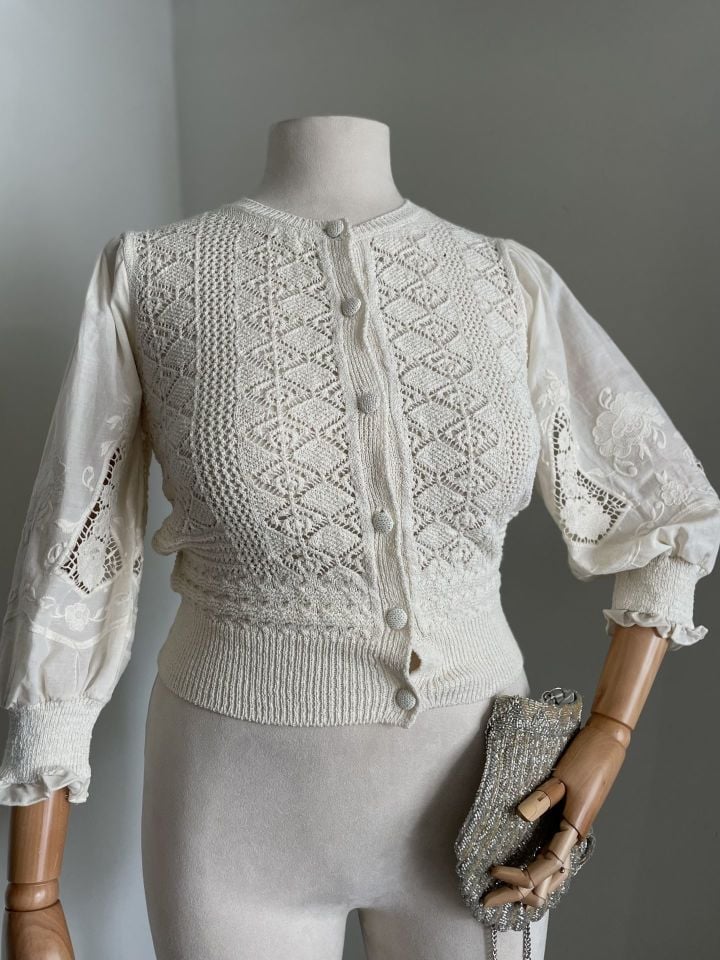 Krem düğmeli işleme detaylı hırka