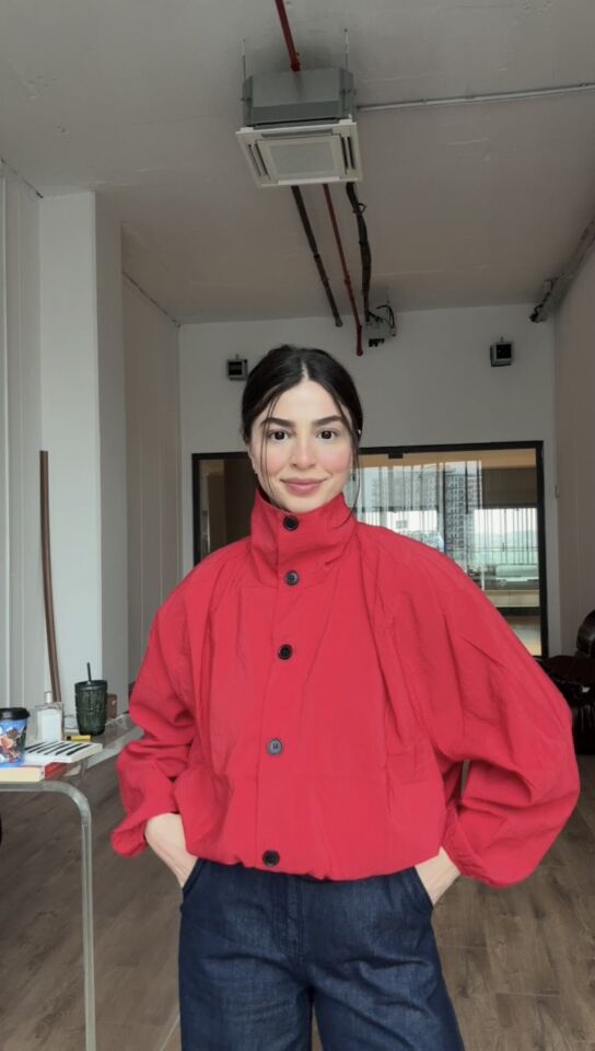 Dik yaka kırmızı ceket