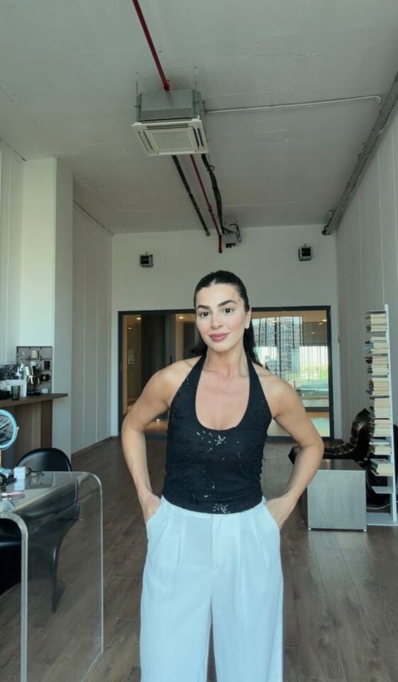 Siyah pul detaylı bluz