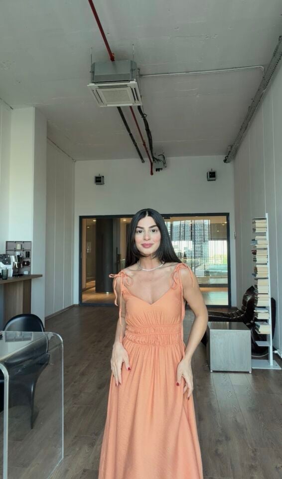 Turuncu bel lastik detaylı elbise