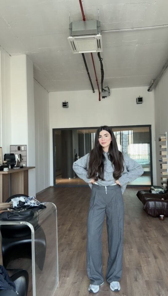 Karol bağcıklı gri çizgi detaylı pantolon