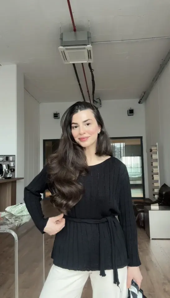 Siyah bağlamalı ince triko