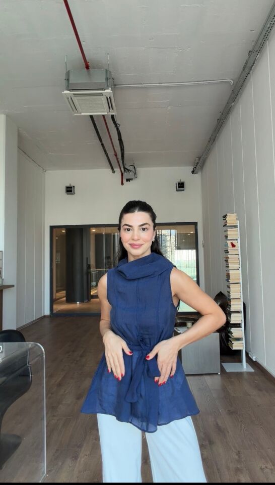 Lacivert kuşaklı tül bluz