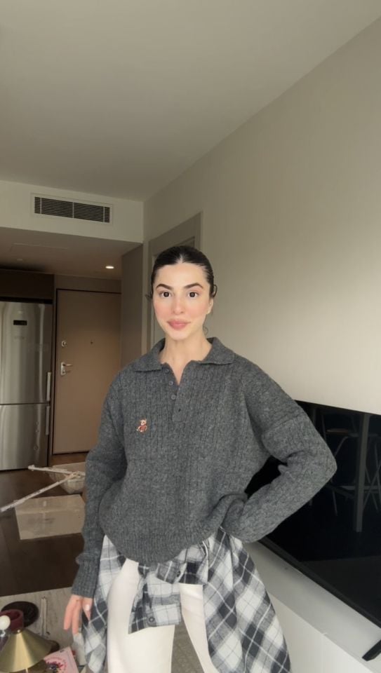 Polo yaka gri ayıcık detaylı örgü triko kazak