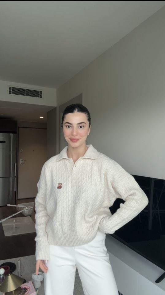 Polo yaka ekru ayıcık detaylı örgü triko kazak