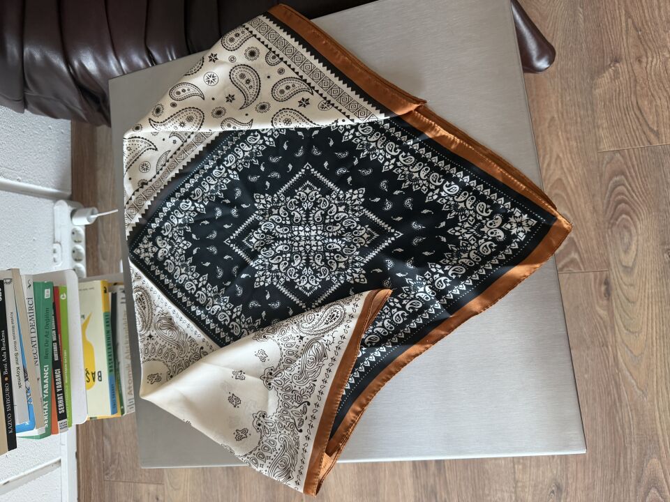 Bronz çerçeveli şal desen saten fular