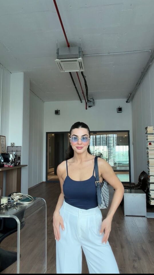 İnce askılı lacivert sandy kumaş body