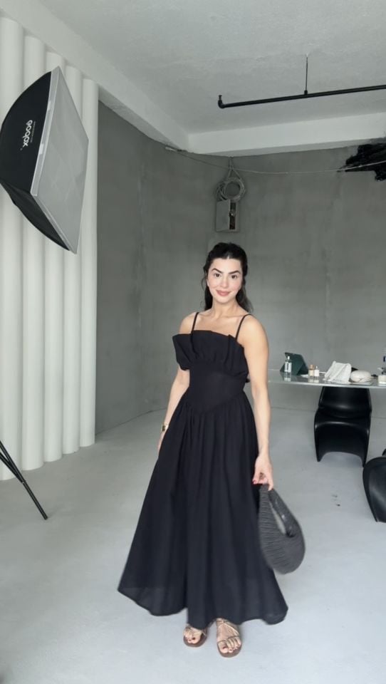 Siyah keten kıvrımlı büstiyer yakalı elbise