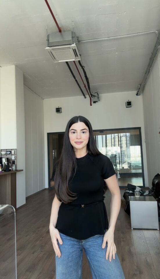 Minimal kemer detaylı siyah bluz