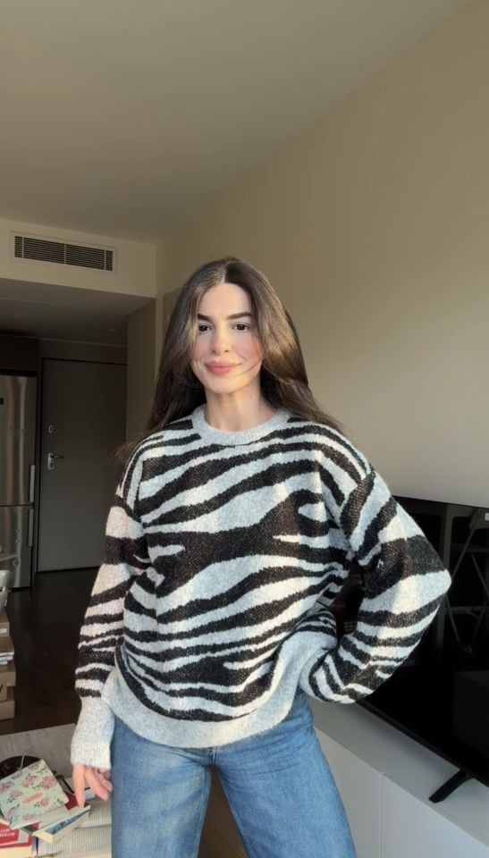 Gri zebra desenli kazak