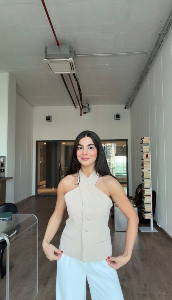 Çapraz boyun detaylı nude yelek