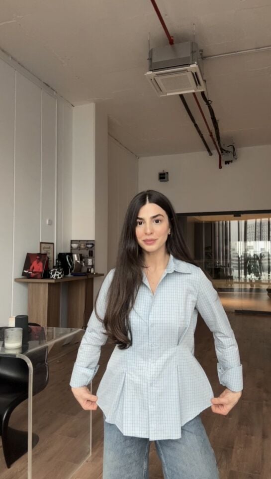 Trend belden oturtmalı minimal kareli mavi gömlek