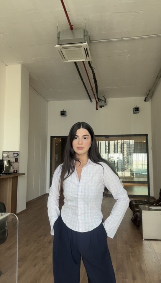 Belden oturmalı pembe mavi kareli gömlek