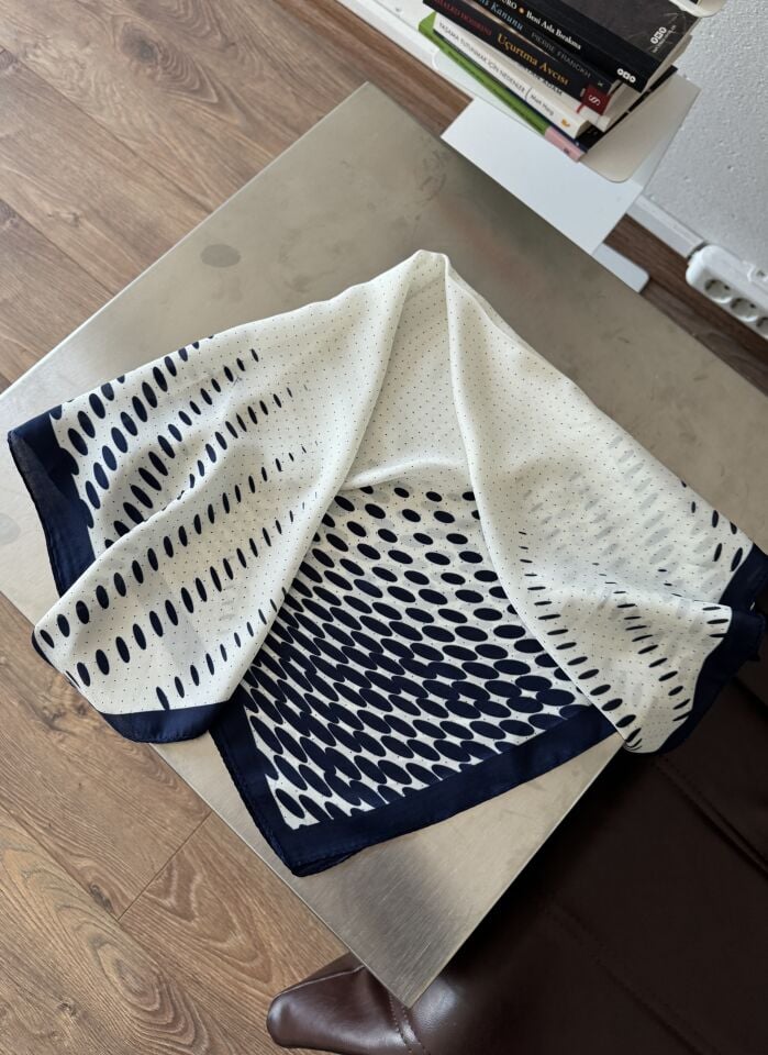 Larcivert noktalı ipek saten fular