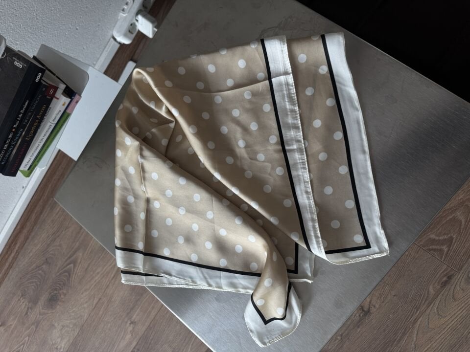 Ekru puantiyeli ipek fular