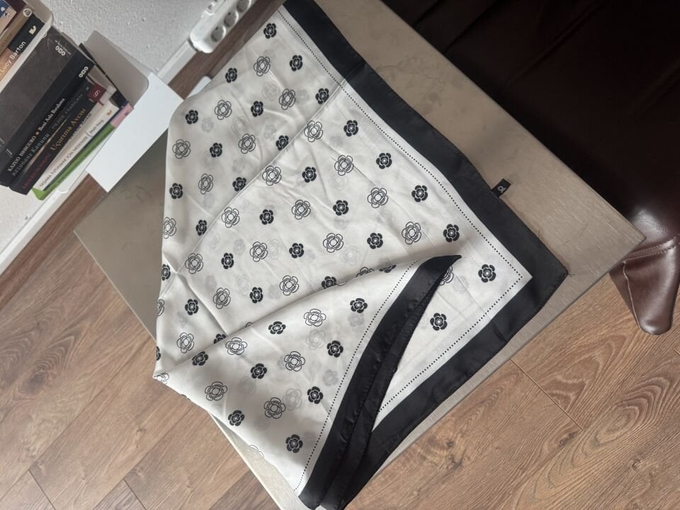 Siyah beyaz çiçek desenli ipek fular