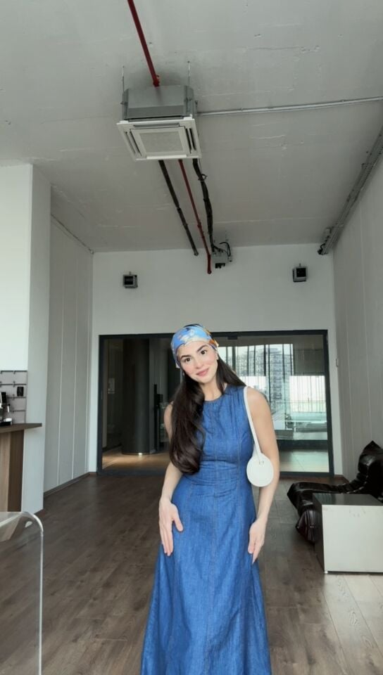 Belden oturtmalı midi jean elbise