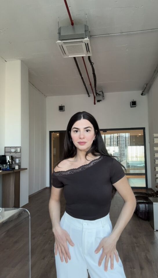 Tek omuz detaylı dantelli kahve bluz