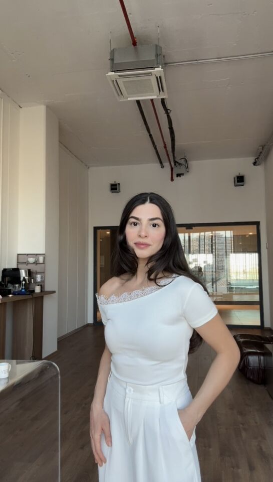 Dantelli ekru omuz detaylı bluz