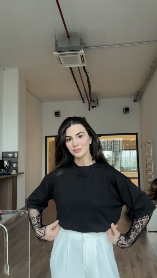 Kol dantel detaylı siyah basic