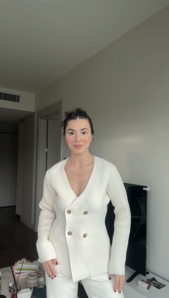 Düğme detaylı v yaka Ekru triko