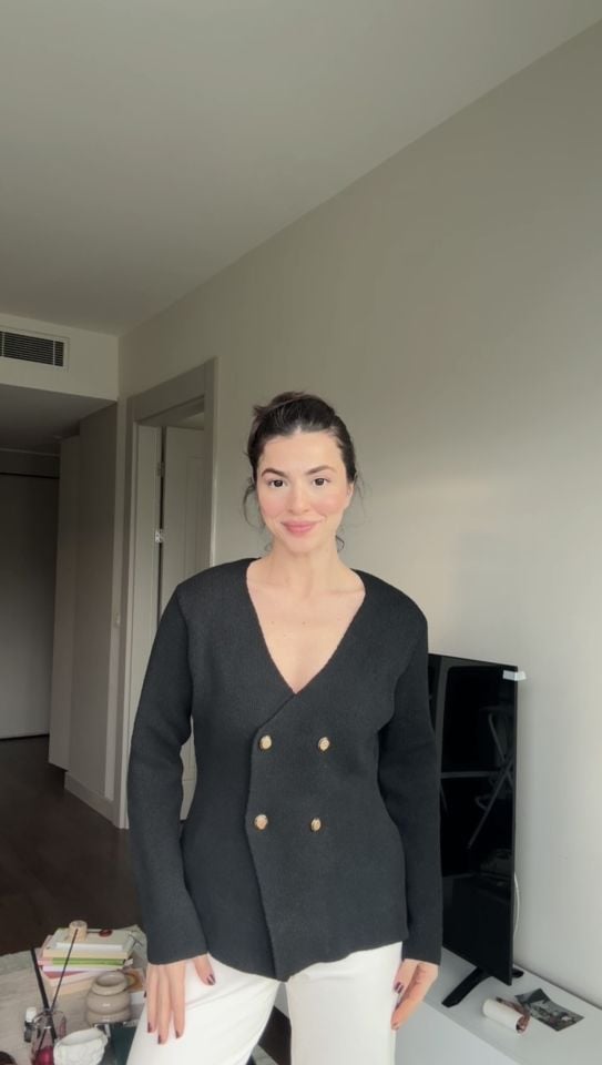 V yaka düğmeli triko