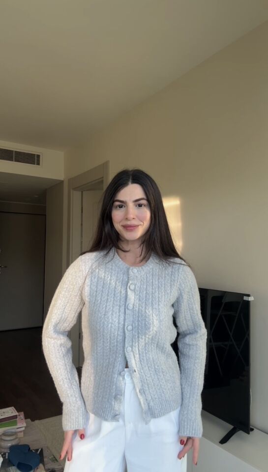 Saç örgülü düğmeli açık gri kazak hırka