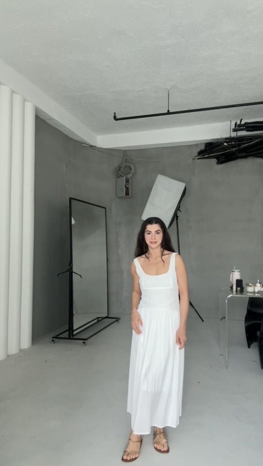 Sırt dekolteli kırık beyaz u yaka elbise