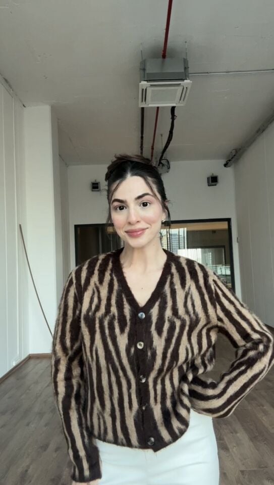 V yaka kahve rengi zebra detaylı hırka kazak