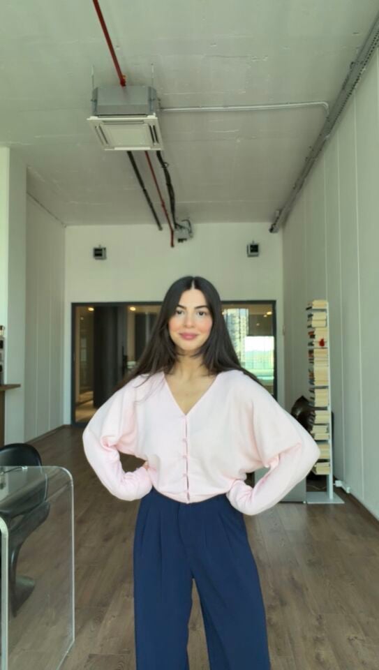 Tatlı pembe düğme detaylı hırka kazak