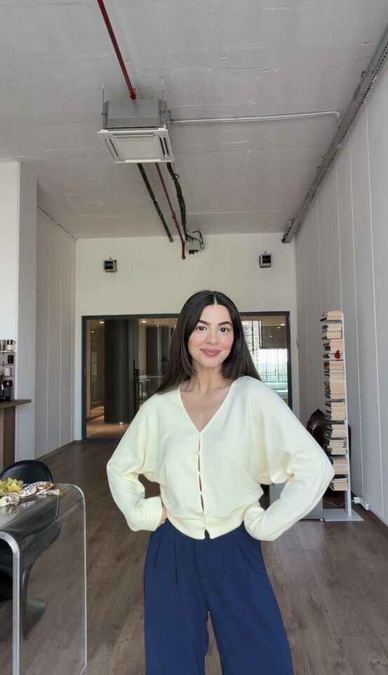 Soft sarı düğme detaylı hırka kazak