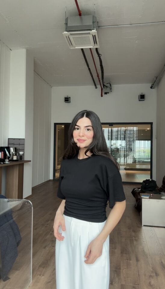 Yanı büzgülü siyah pamuklu basic