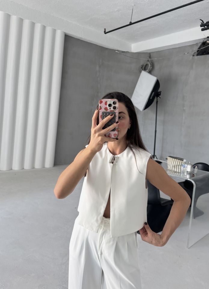 İçi astarlı toka detaylı beyaz yelek