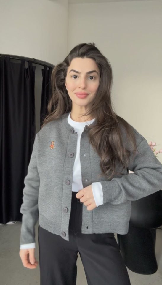 Ayıcık detaylı gri düğmeli hırka kazak