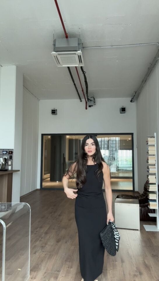 Drape detaylı siyah keten premium elbise