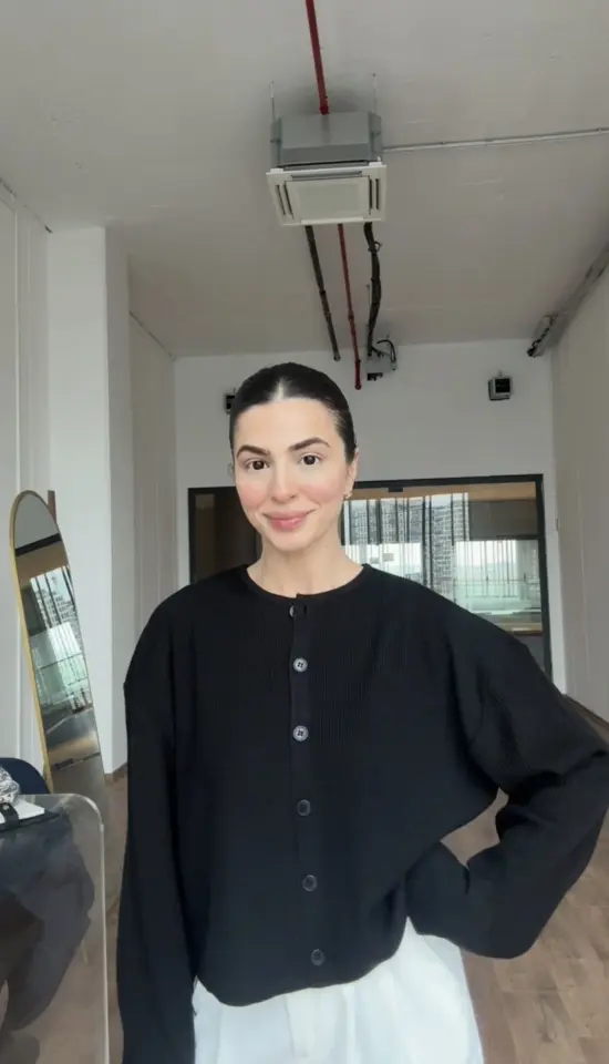 Siyah düğmeli triko hırka kazak