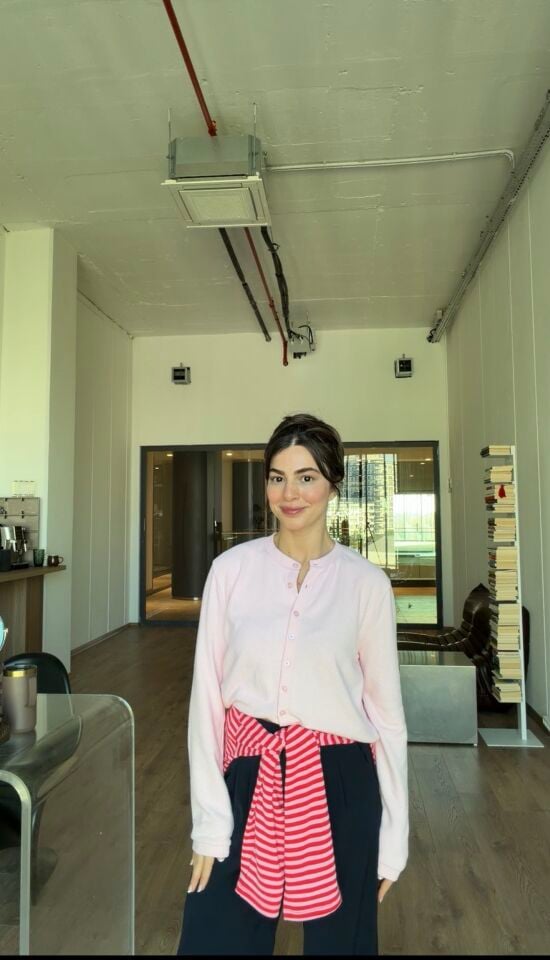 Toz pembe düğmeli hırka kazak